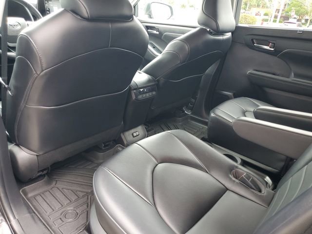 Used 2022 Toyota Highlander XLE FWD image 32