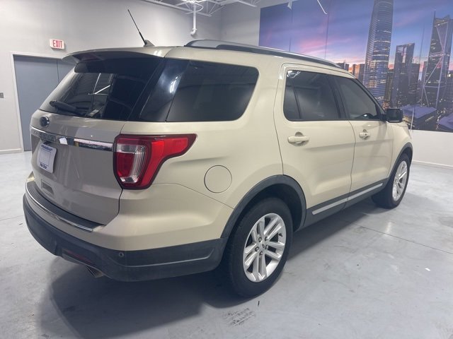 Used 2018 Ford Explorer XLT w/ Equipment Group 202A image 5