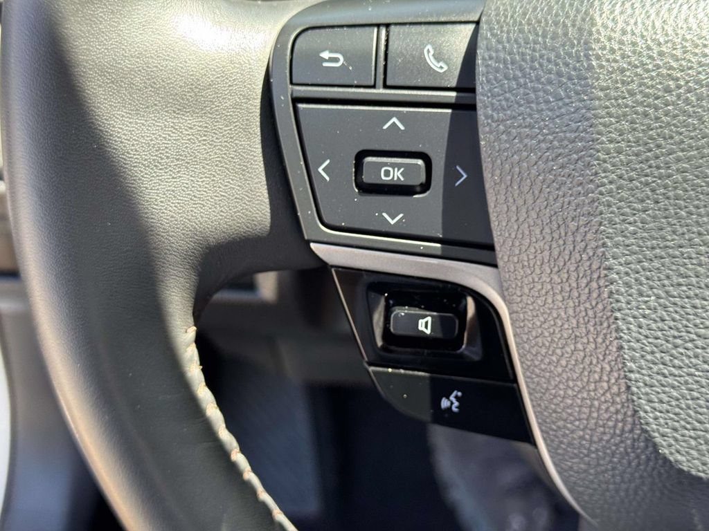 Used 2025 Toyota Camry XLE FWD image 21