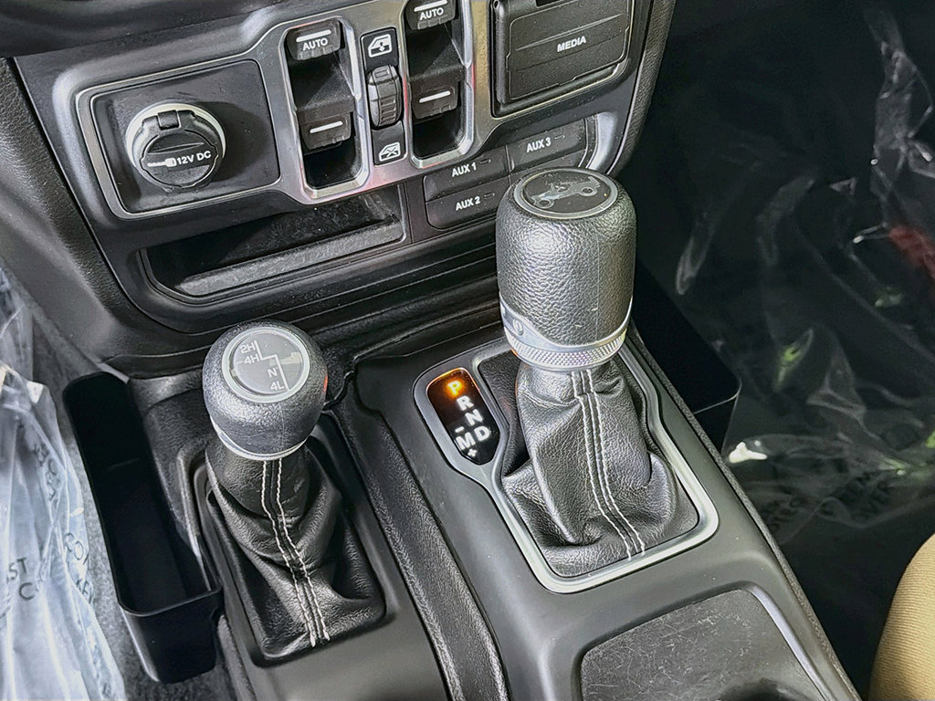 Used 2019 Jeep Wrangler Unlimited Sahara w/ Dual Top Group AWD/4WD image 40