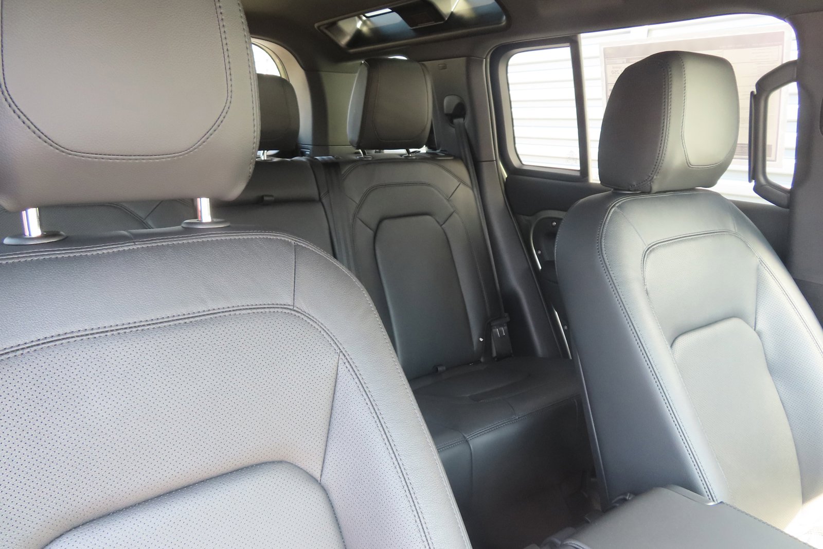 New 2024 Land Rover Defender 110 S image 4