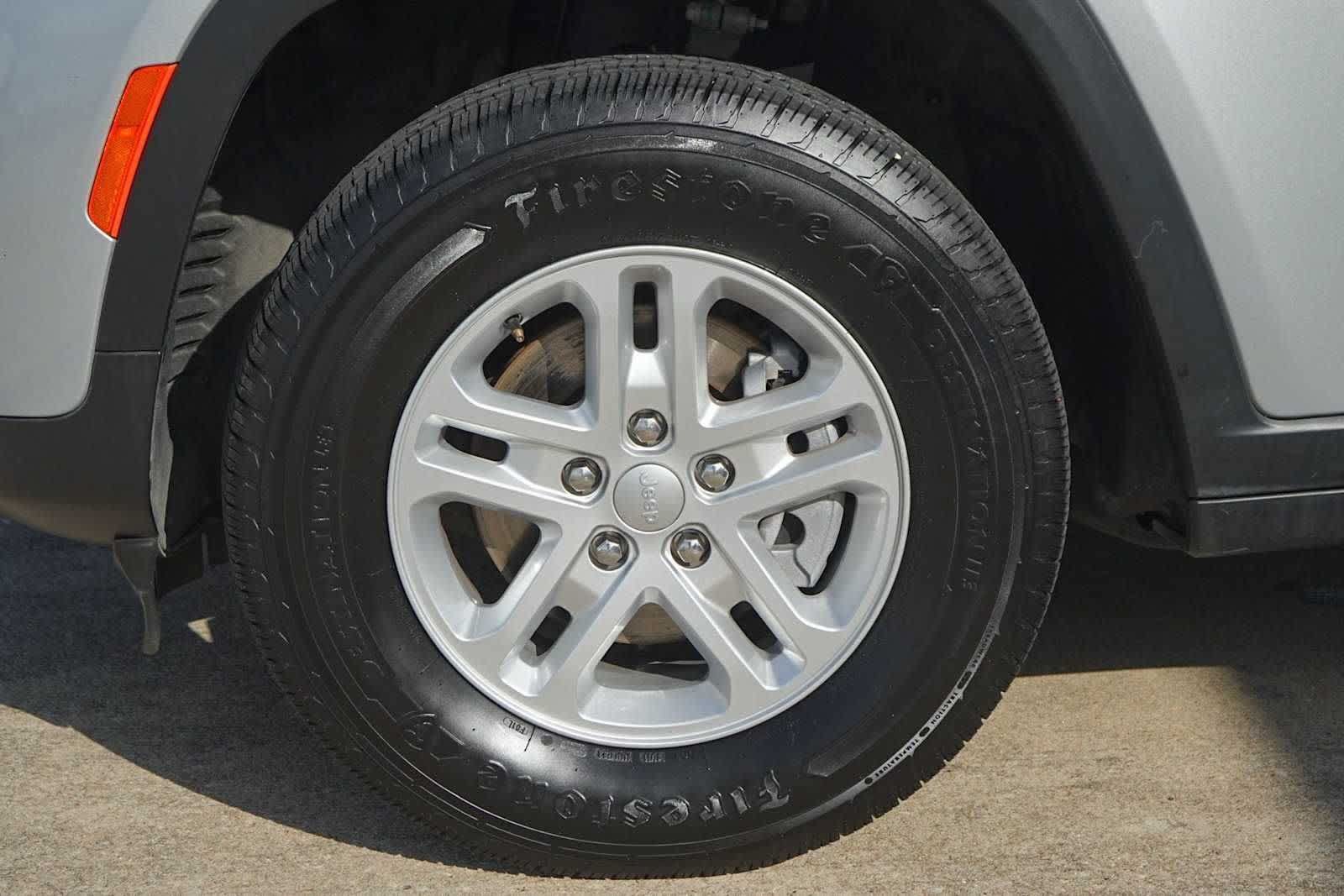 Used 2024 Jeep Grand Cherokee Laredo RWD image 7
