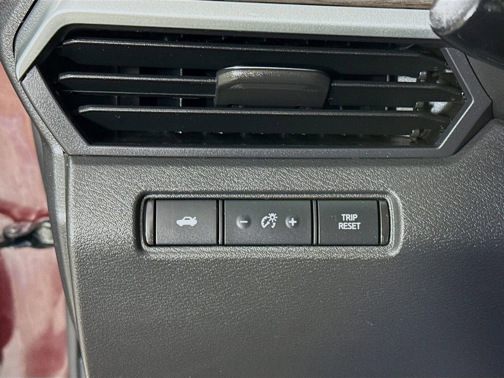Used 2024 Nissan Altima 2.5 SV FWD image 12