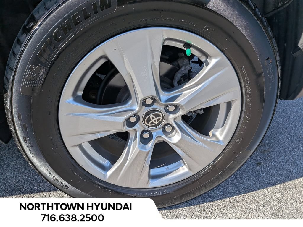 Used 2025 Toyota RAV4 XLE AWD/4WD image 39