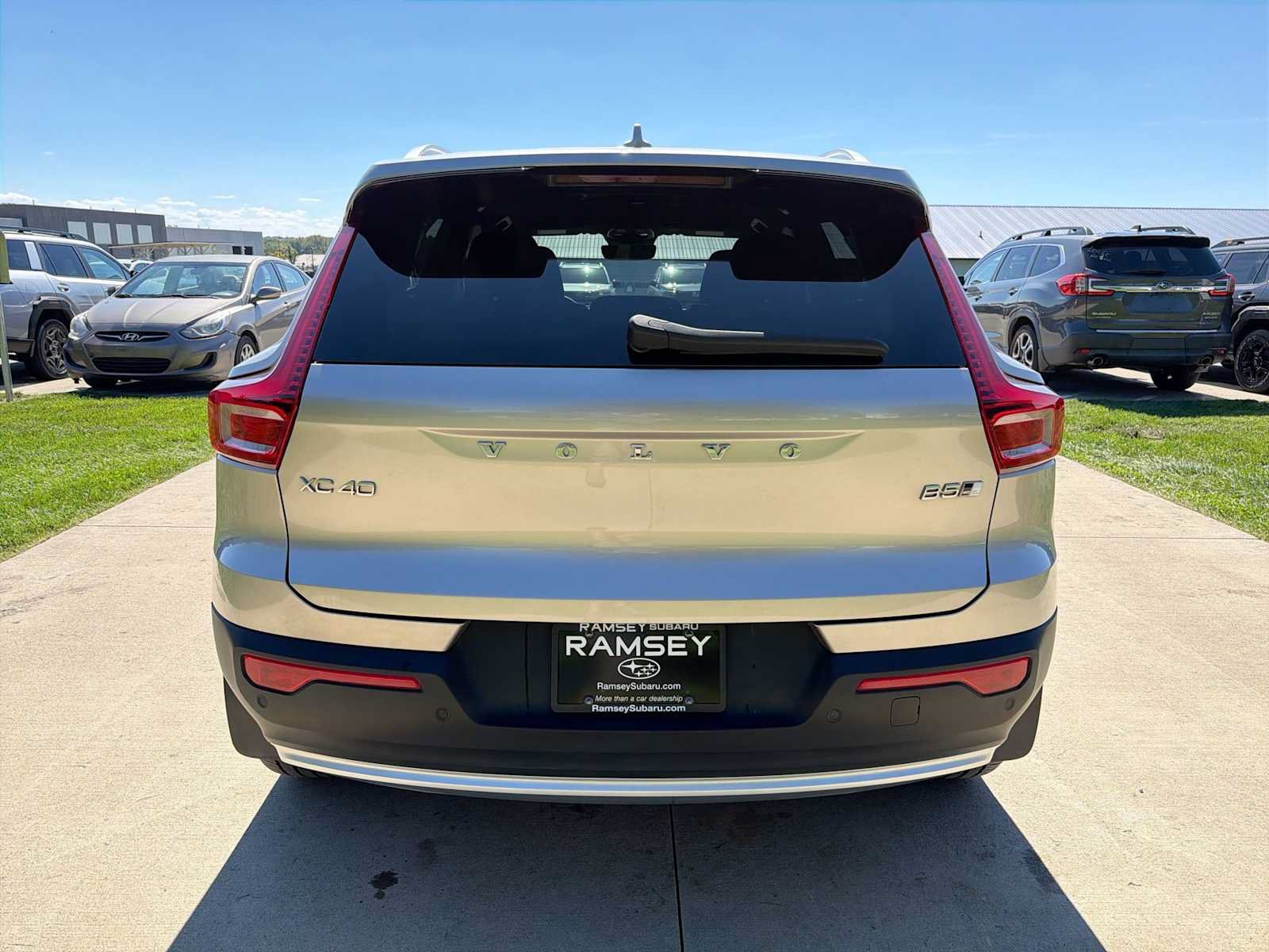 Used 2023 Volvo XC40 B5 Core w/ Convenience Package AWD/4WD image 5