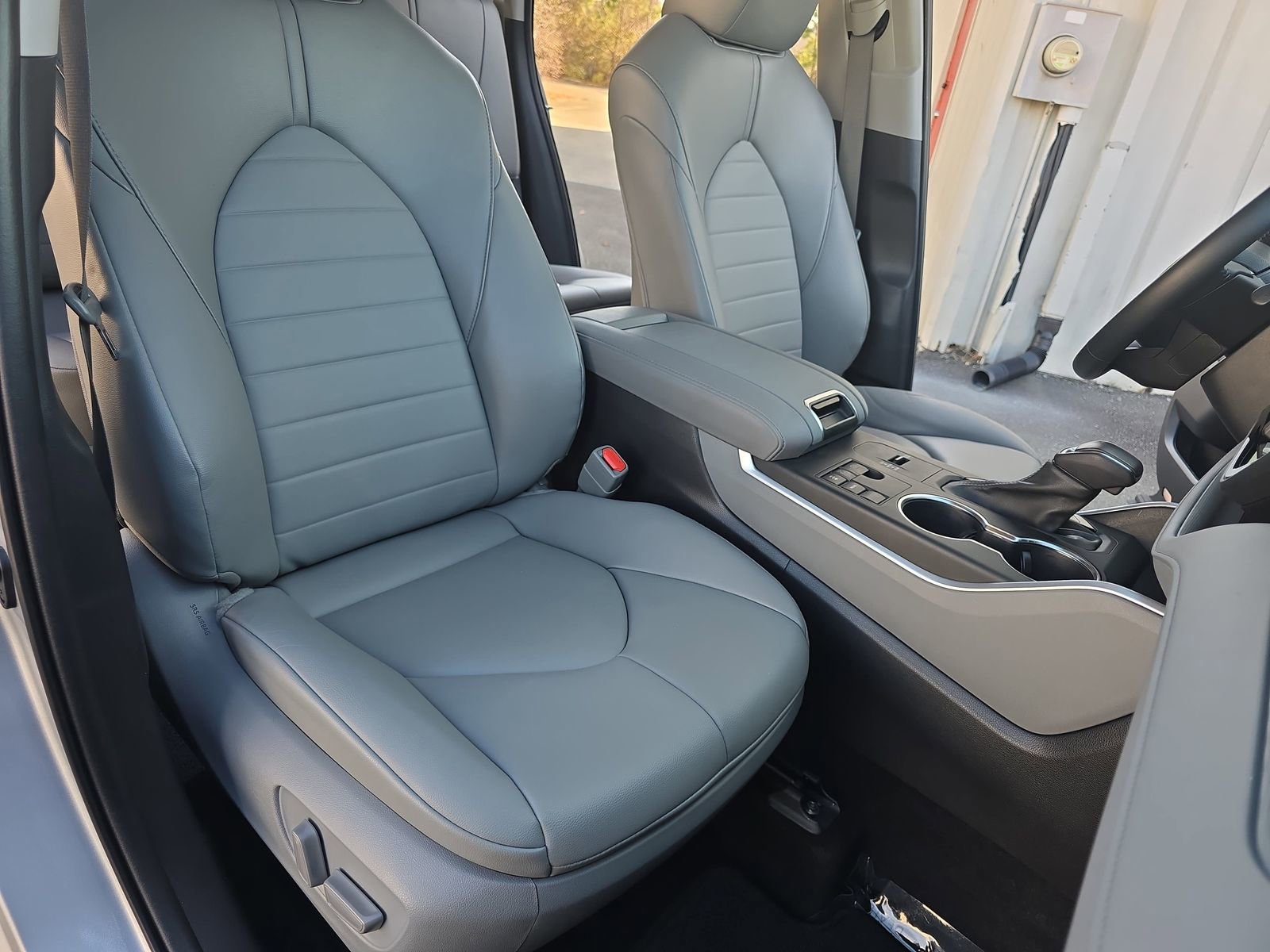 Used 2023 Toyota Highlander XLE image 16