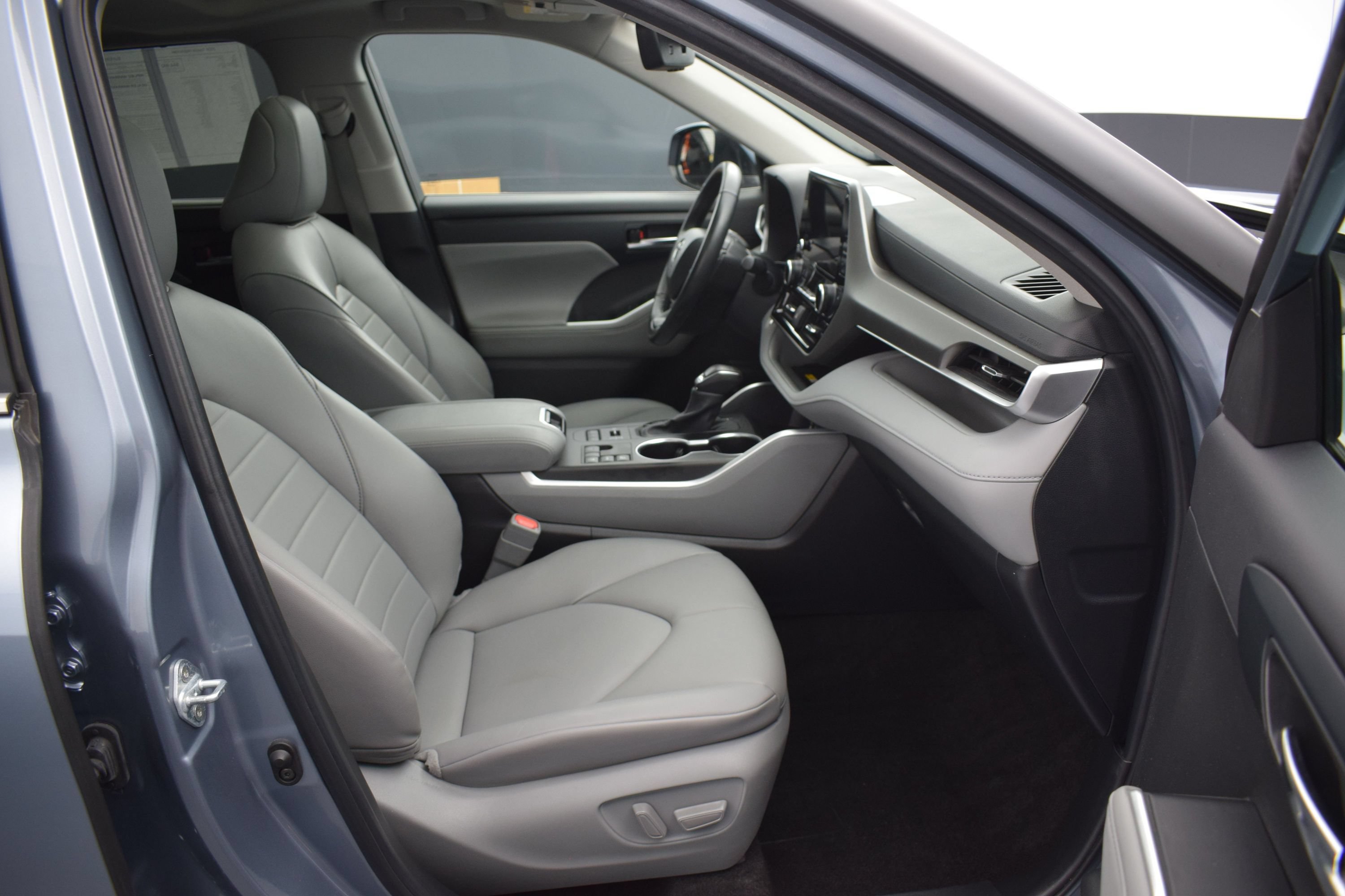 Used 2024 Toyota Highlander XLE AWD/4WD image 10