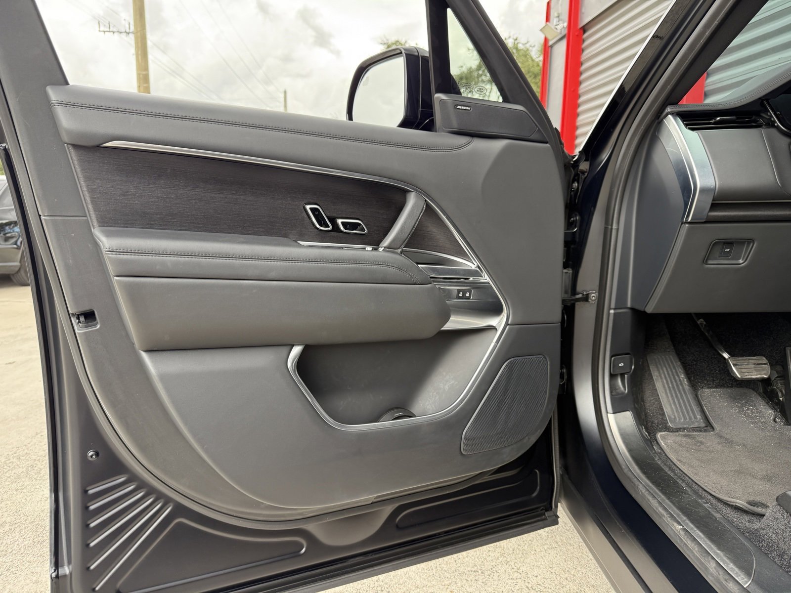 Used 2023 Land Rover Range Rover Long Wheelbase SE image 11