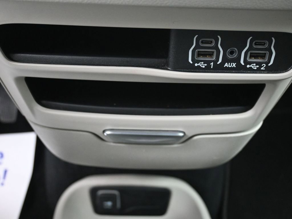 Used 2023 Chrysler Pacifica Touring-L image 15
