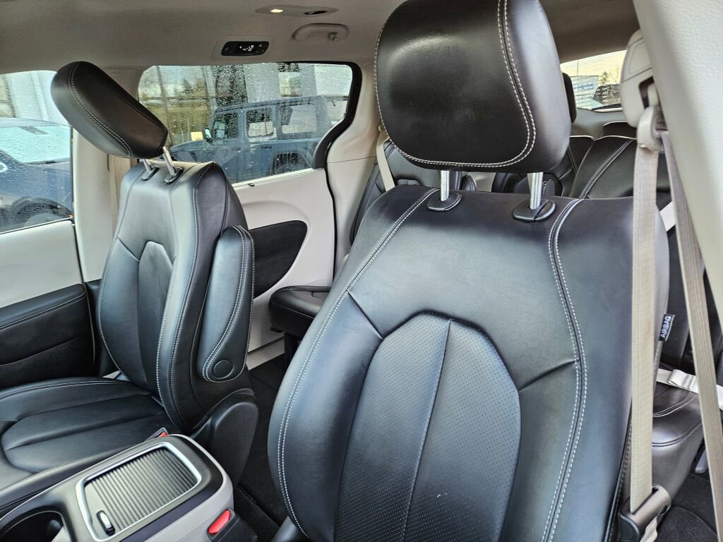 Used 2024 Chrysler Pacifica Touring-L image 14