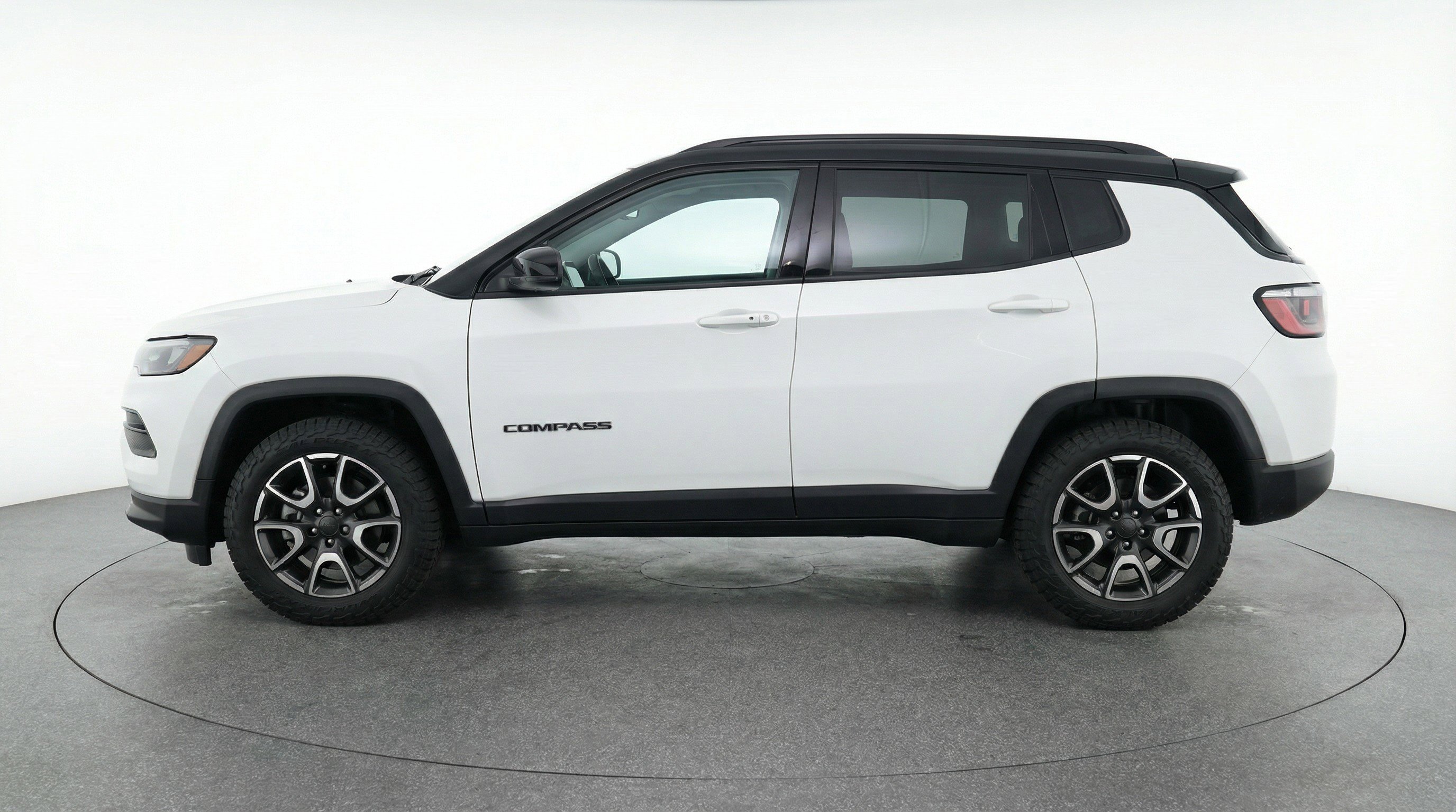 Used 2025 Jeep Compass Trailhawk image 5