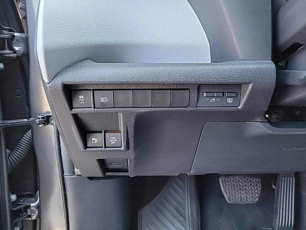 Used 2025 Toyota Sienna XLE FWD image 35