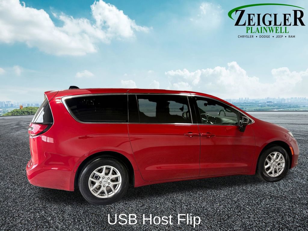 Used 2025 Chrysler Pacifica Select image 13