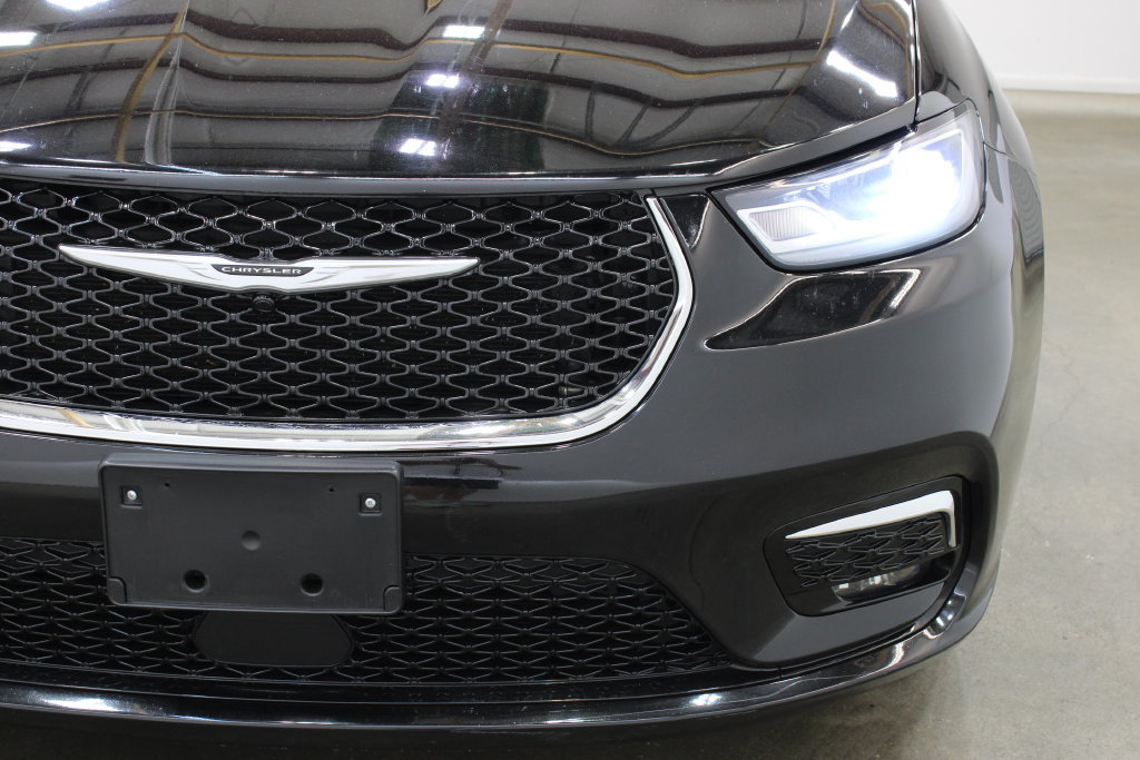 Used 2024 Chrysler Pacifica Limited FWD image 8