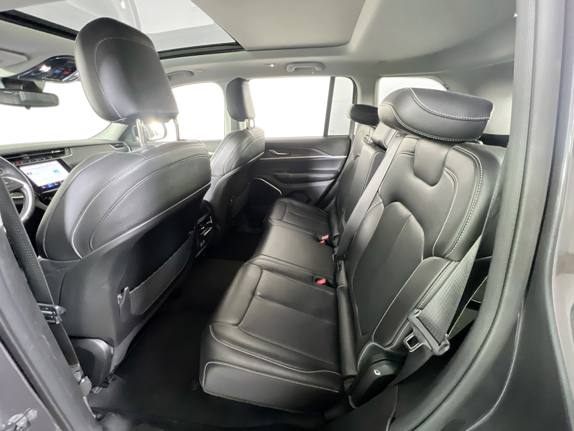 Used 2022 Jeep Grand Cherokee Limited image 24