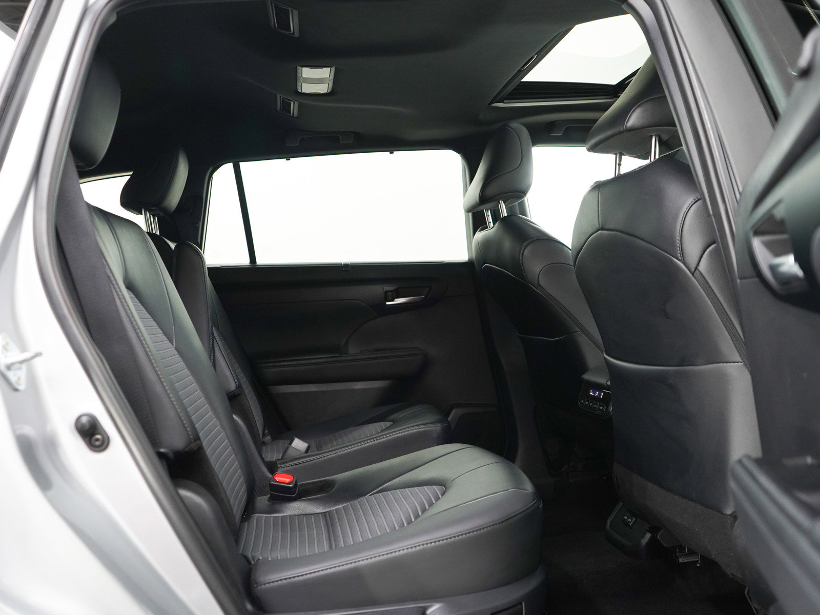 Used 2025 Toyota Highlander XSE AWD/4WD image 12