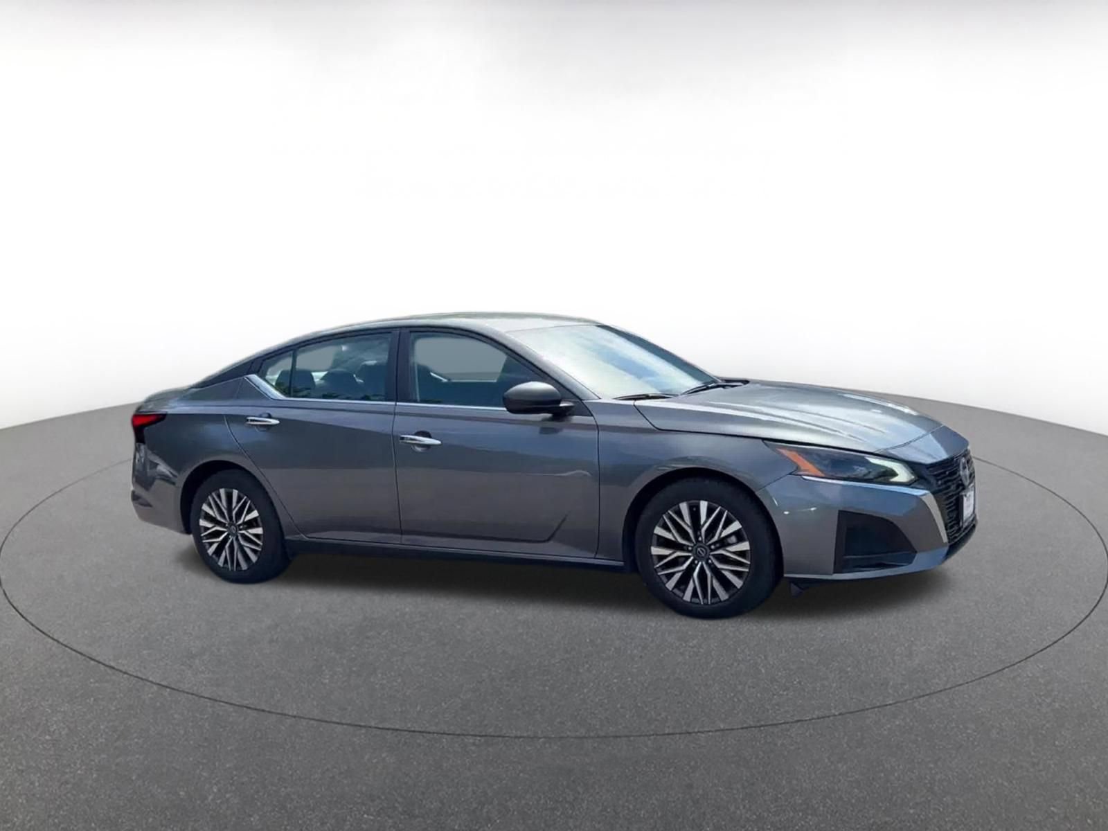 Used 2025 Nissan Altima 2.5 SV FWD image 2