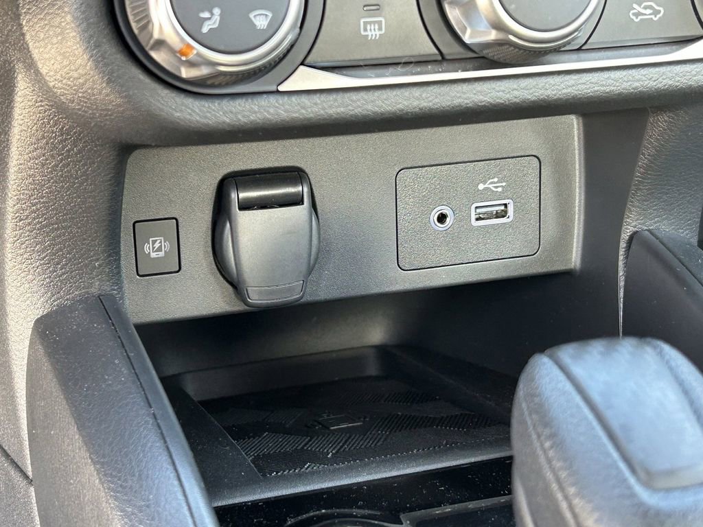 Used 2025 Nissan Versa SV w/ Trunk Package image 26