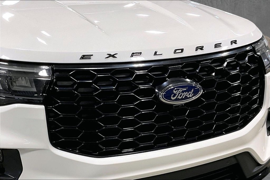 Used 2025 Ford Explorer ST-Line w/ ST-Line Street Pack AWD/4WD image 35