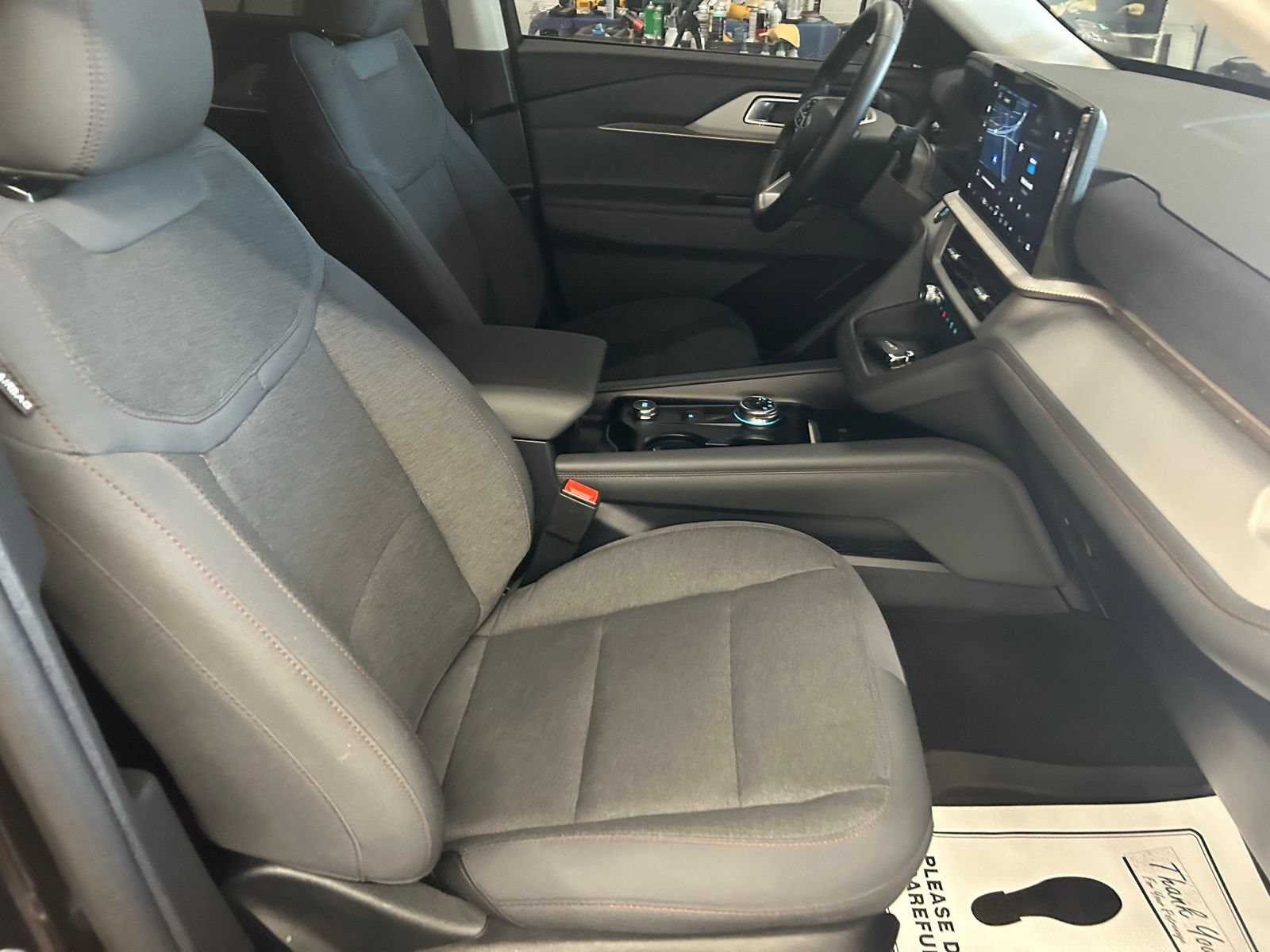 Used 2025 Ford Explorer Active AWD/4WD image 34