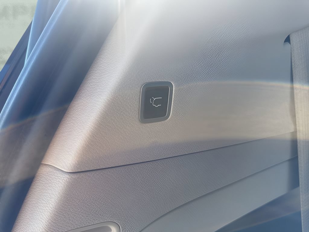 Used 2023 Chrysler Voyager LX FWD image 27