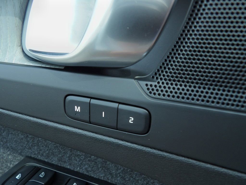 New 2025 Volvo XC40 B5 Plus w/ Climate Package image 17