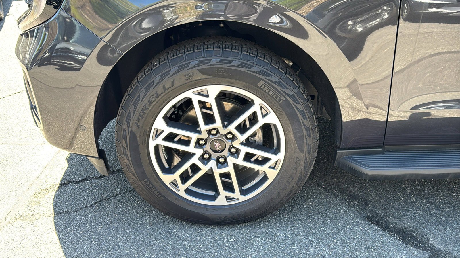 Used 2025 Ford Expedition Active AWD/4WD image 3