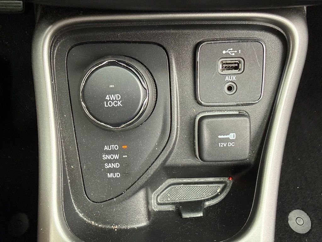 Used 2021 Jeep Compass Latitude w/ Sun and Sound Group AWD/4WD image 13
