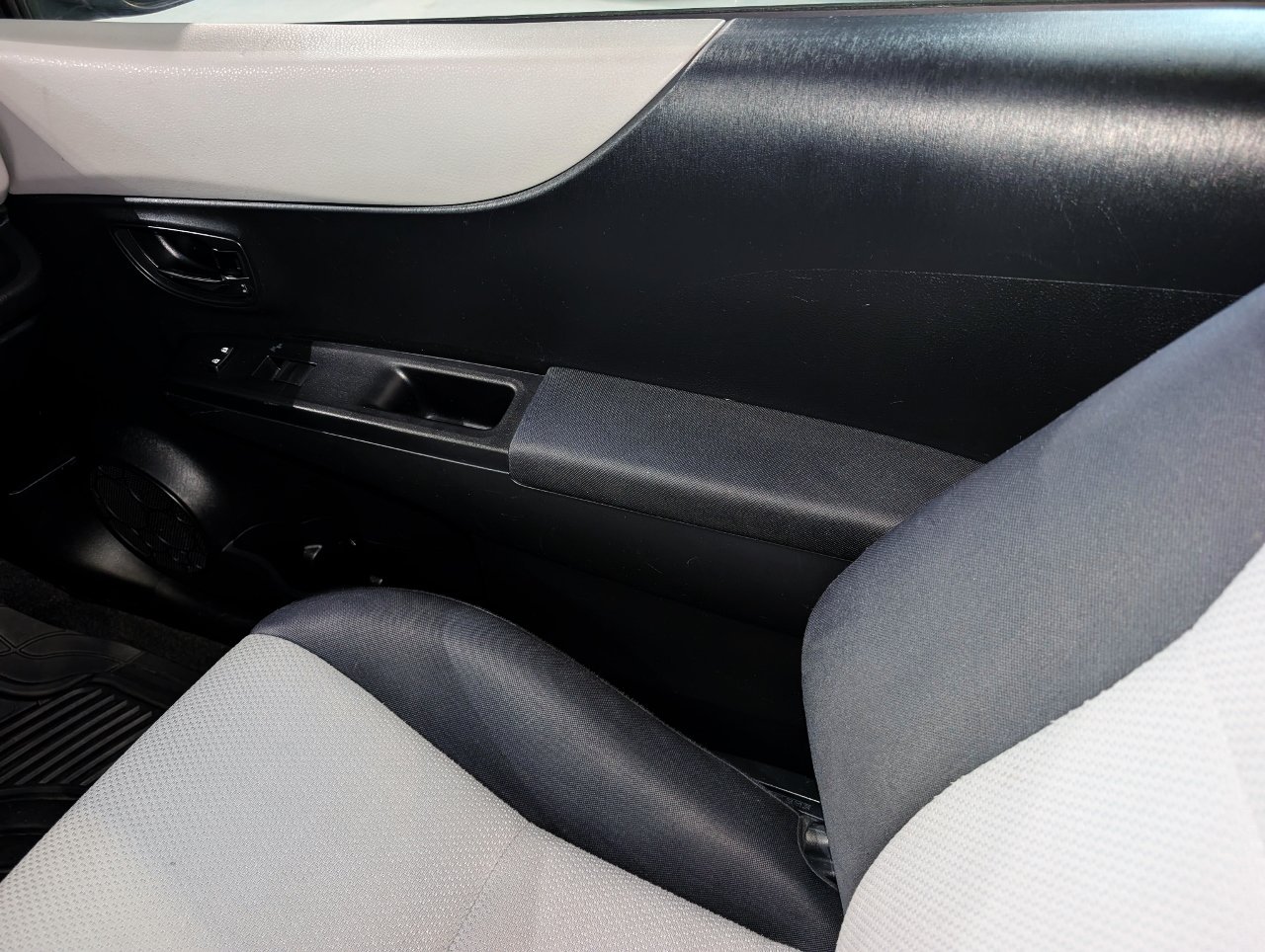 Used 2014 Toyota Yaris LE FWD image 28