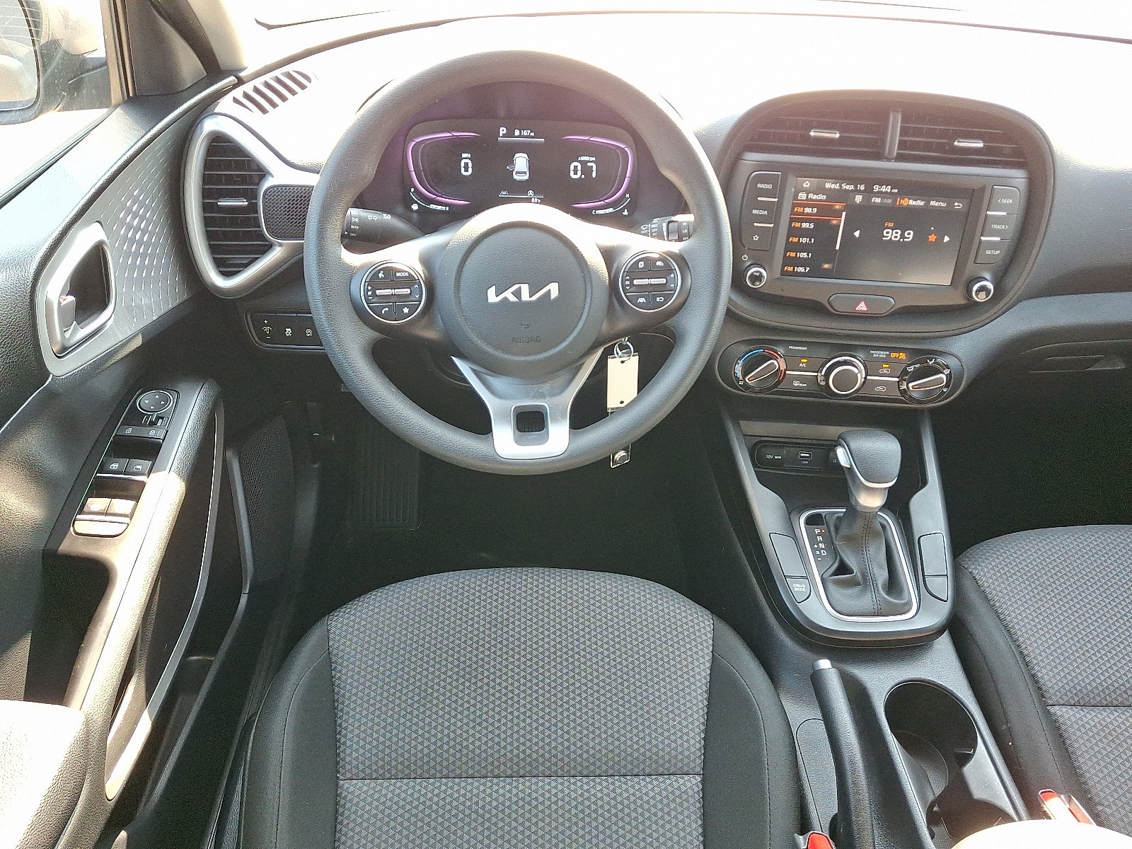 Used 2025 Kia Soul LX w/ LX Technology Package FWD image 11