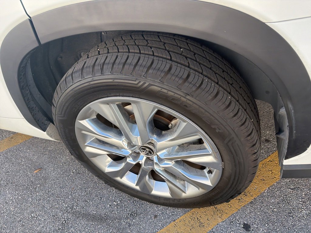 Used 2023 Toyota Highlander L image 11