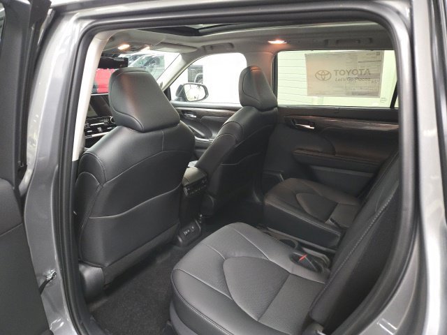 New 2026 Toyota Highlander Platinum AWD/4WD image 17