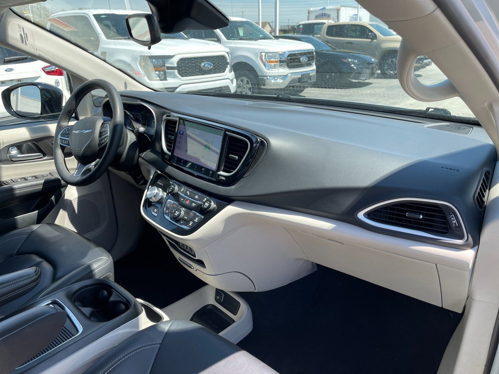 Used 2024 Chrysler Pacifica Touring-L image 19