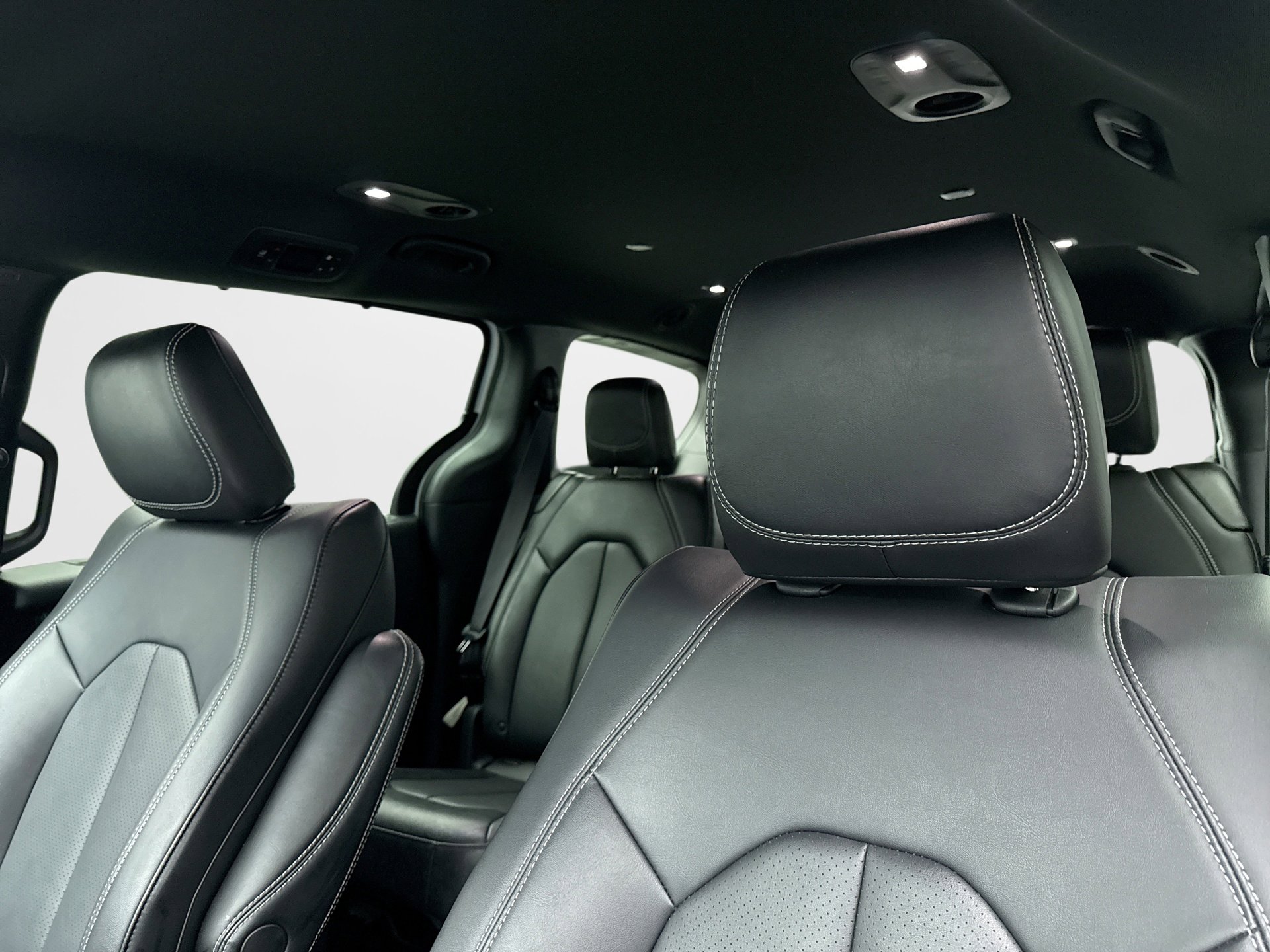 Used 2025 Chrysler Pacifica Select image 9