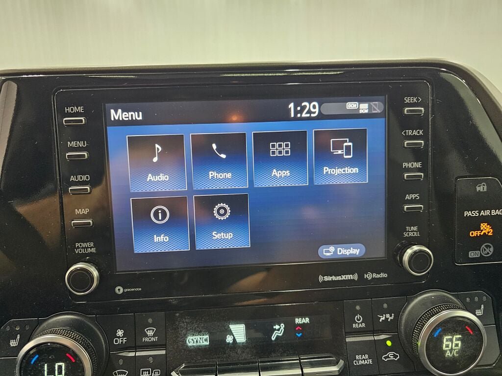 Used 2020 Toyota Highlander XLE AWD/4WD image 24