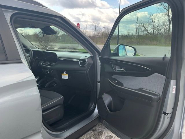Used 2025 Chevrolet TrailBlazer LT w/ LT Cold Weather Package image 16