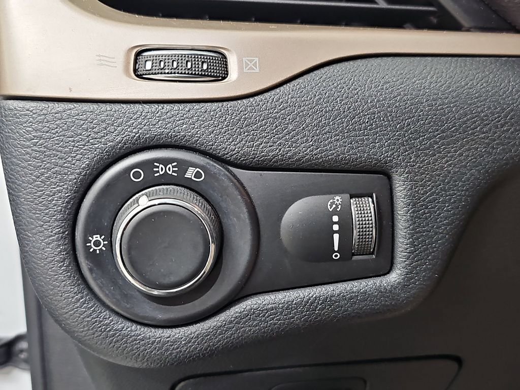 Used 2016 Jeep Cherokee Sport w/ Cold Weather Group AWD/4WD image 27
