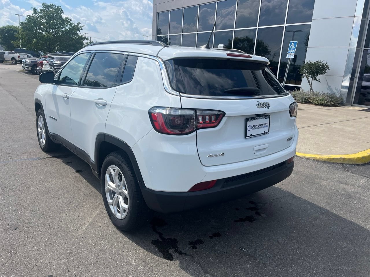 Used 2024 Jeep Compass Latitude AWD/4WD image 5