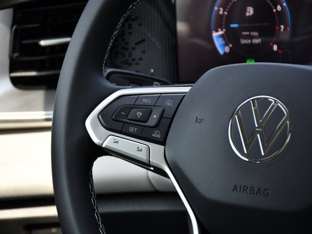 New 2025 Volkswagen Tiguan SE image 20