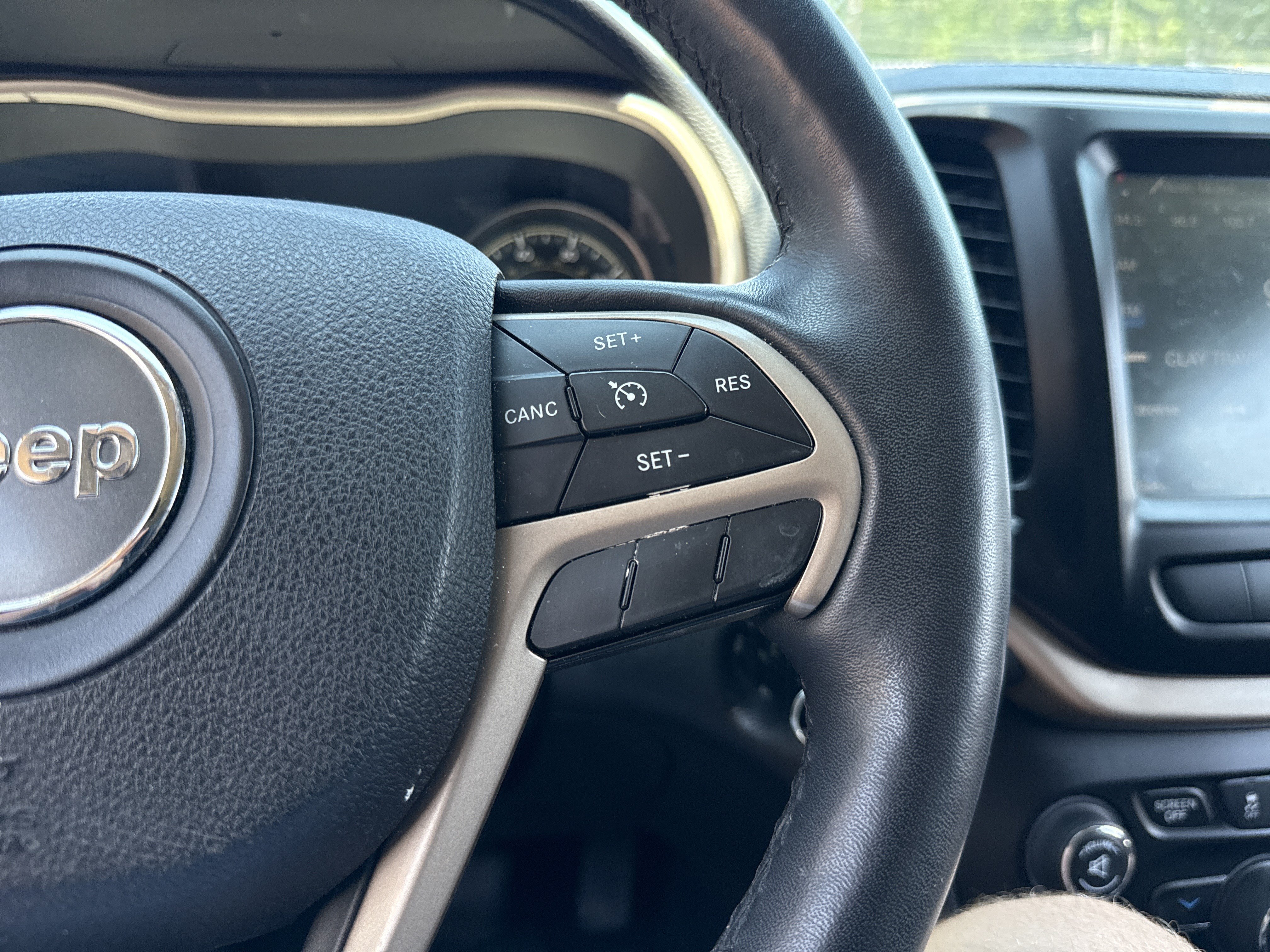 Used 2015 Jeep Cherokee Latitude w/ Cold Weather Group AWD/4WD image 30