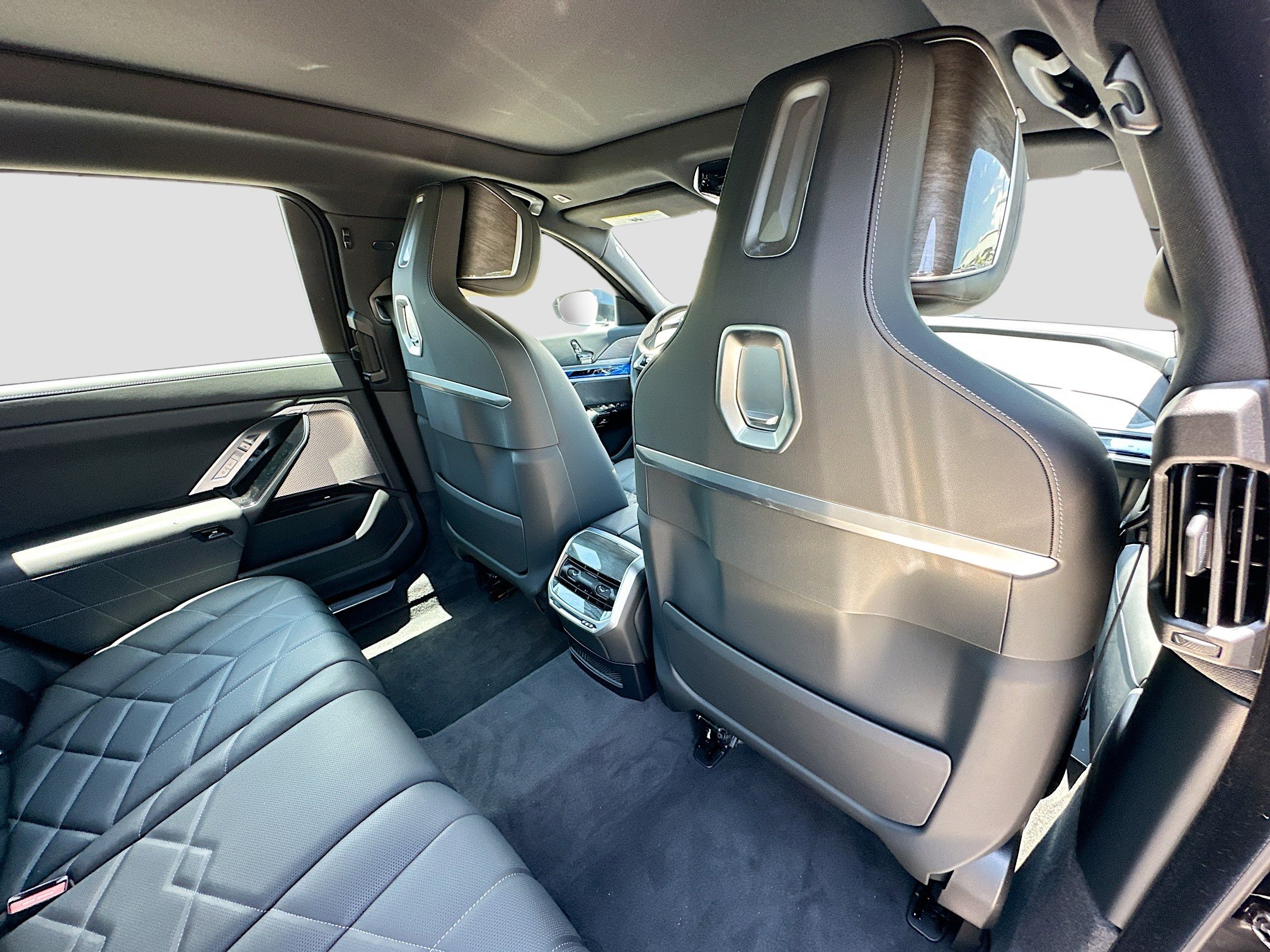 Used 2024 BMW i7 xDrive60 w/ Executive Package image 32