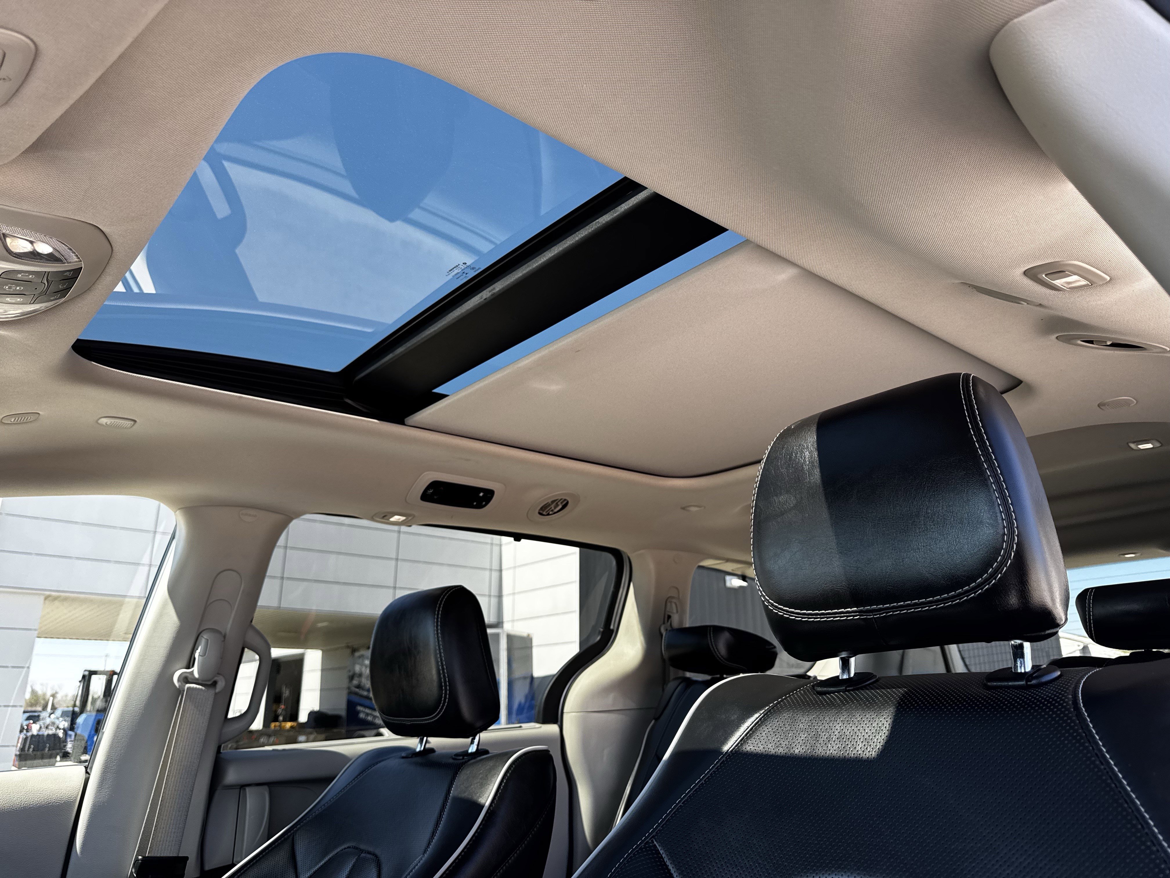 Used 2023 Chrysler Pacifica Limited image 27