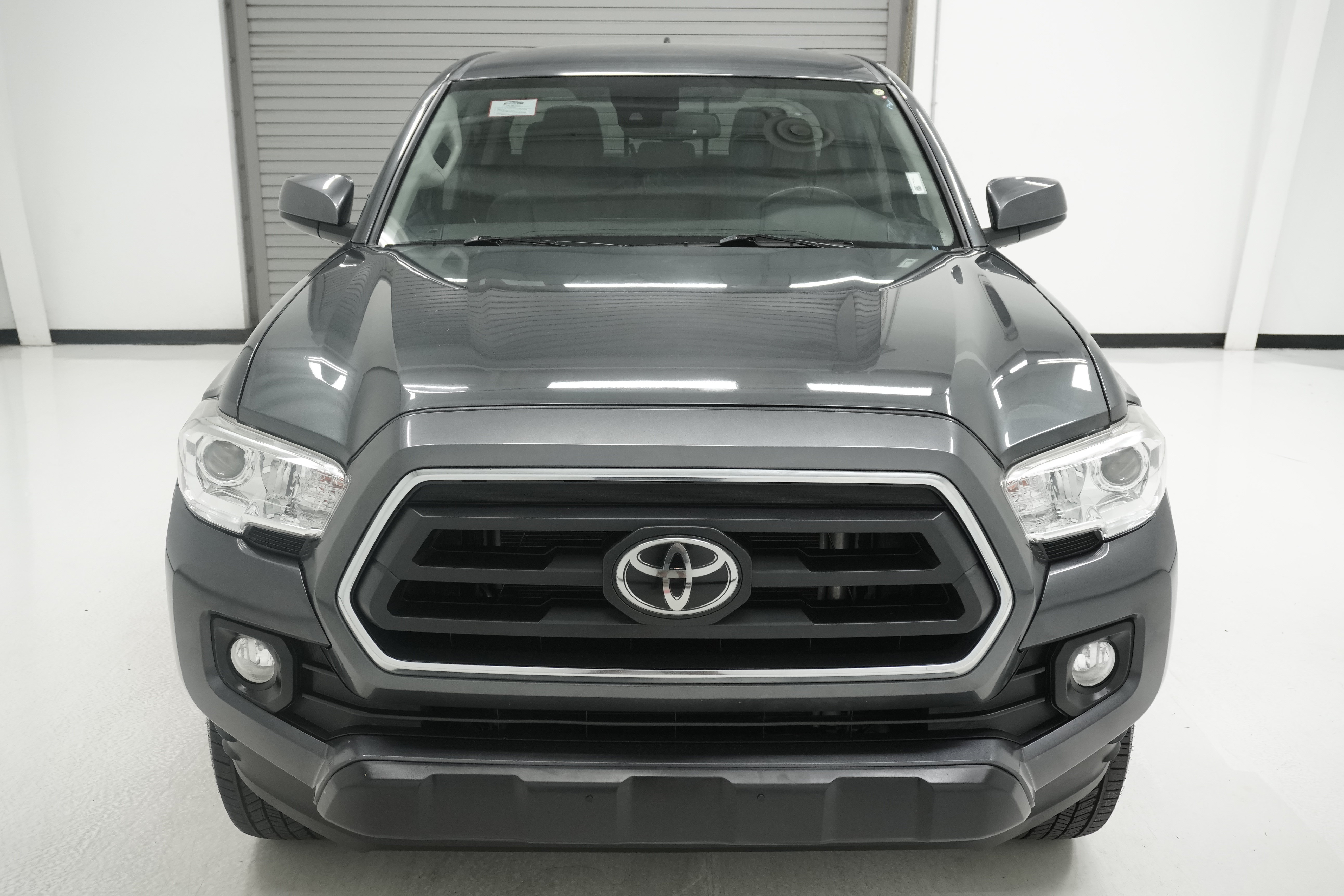 Used 2020 Toyota Tacoma SR5 RWD image 2
