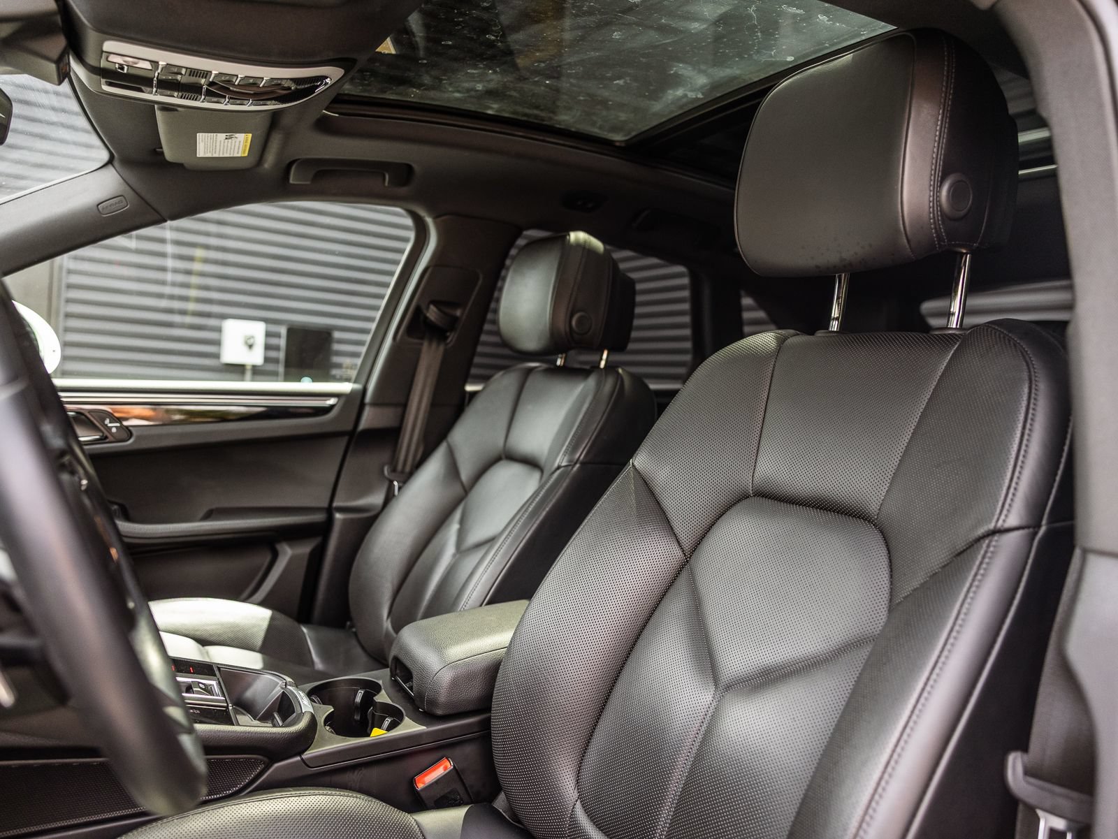 Certified 2024 Porsche Macan AWD/4WD image 5