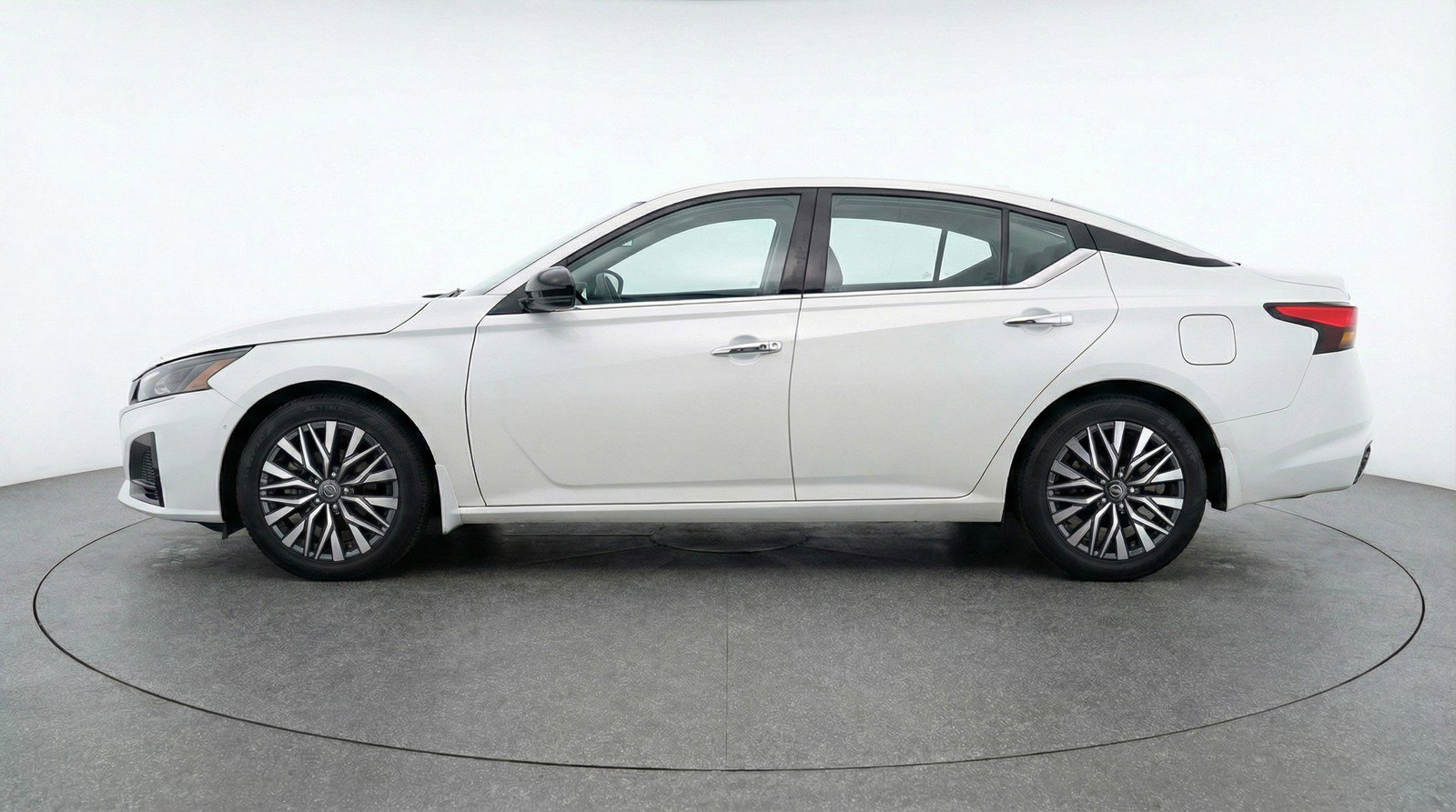 Used 2025 Nissan Altima 2.5 SV image 5