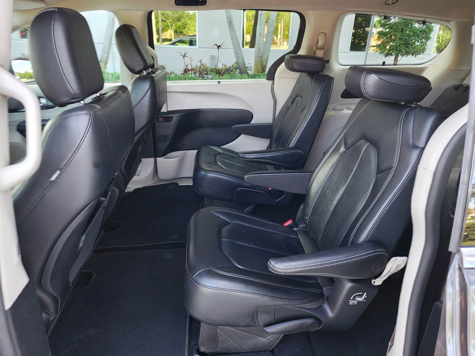 Used 2022 Chrysler Pacifica Touring-L FWD image 13