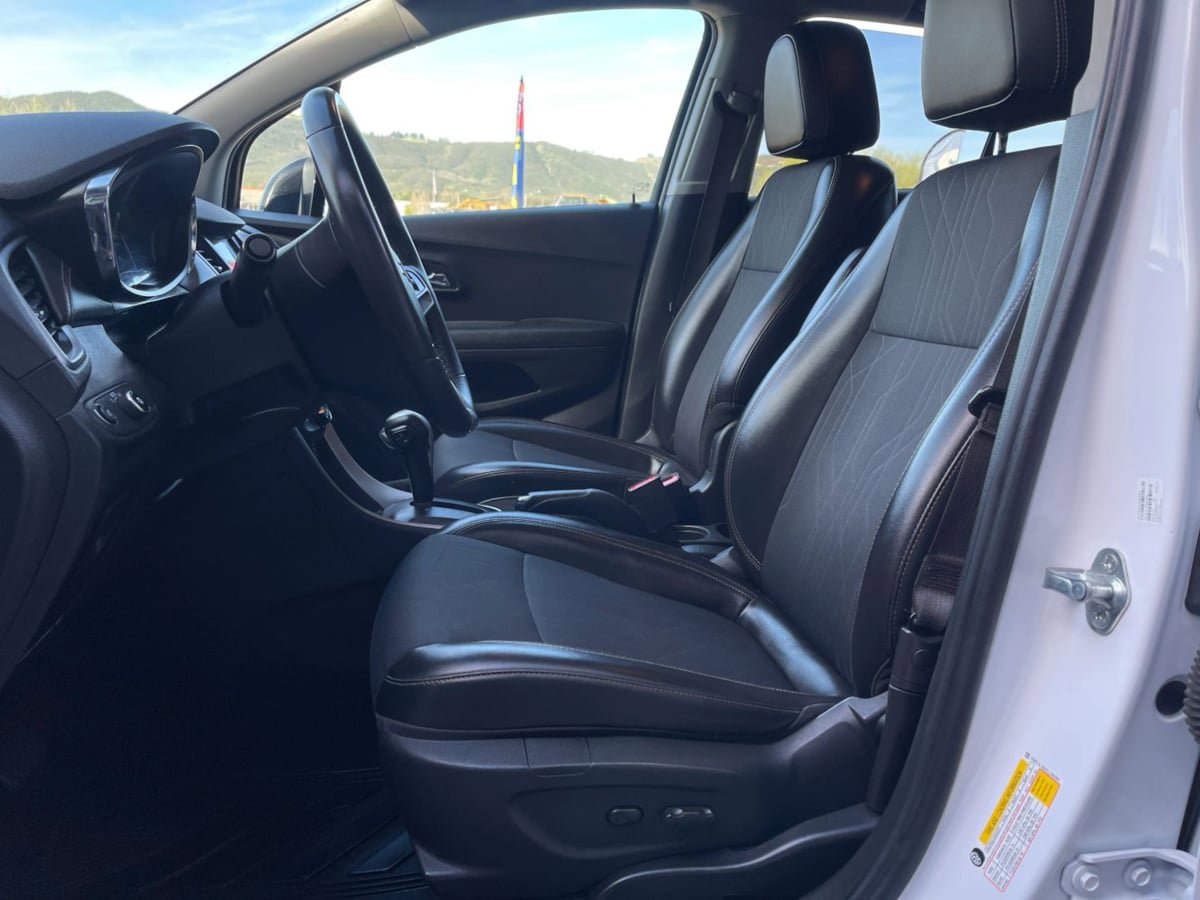 Used 2020 Chevrolet Trax LT w/ Sun & Sound Package image 15