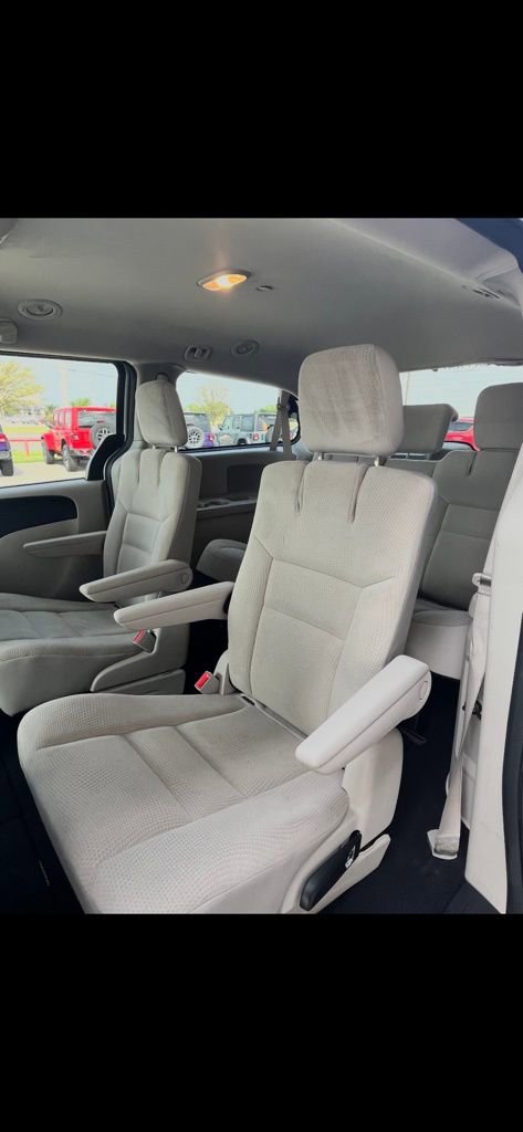 Used 2018 Dodge Grand Caravan SE w/ UConnect Hands-Free Group image 8