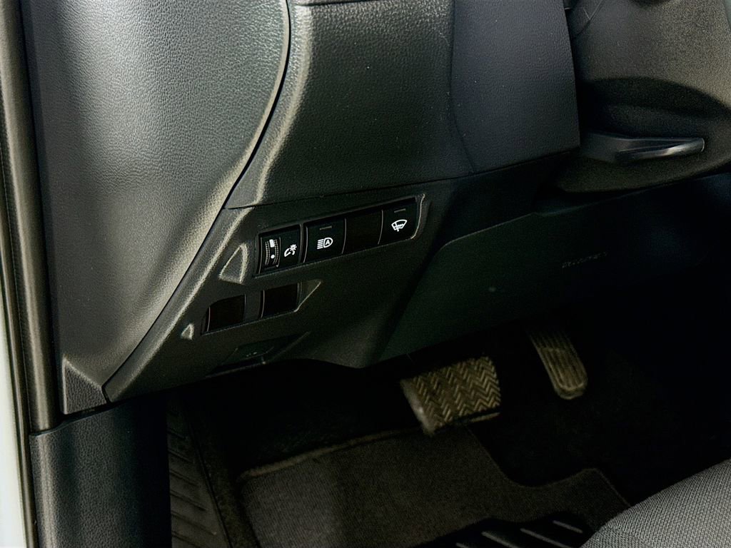 Used 2025 Toyota Corolla Cross LE AWD/4WD image 12