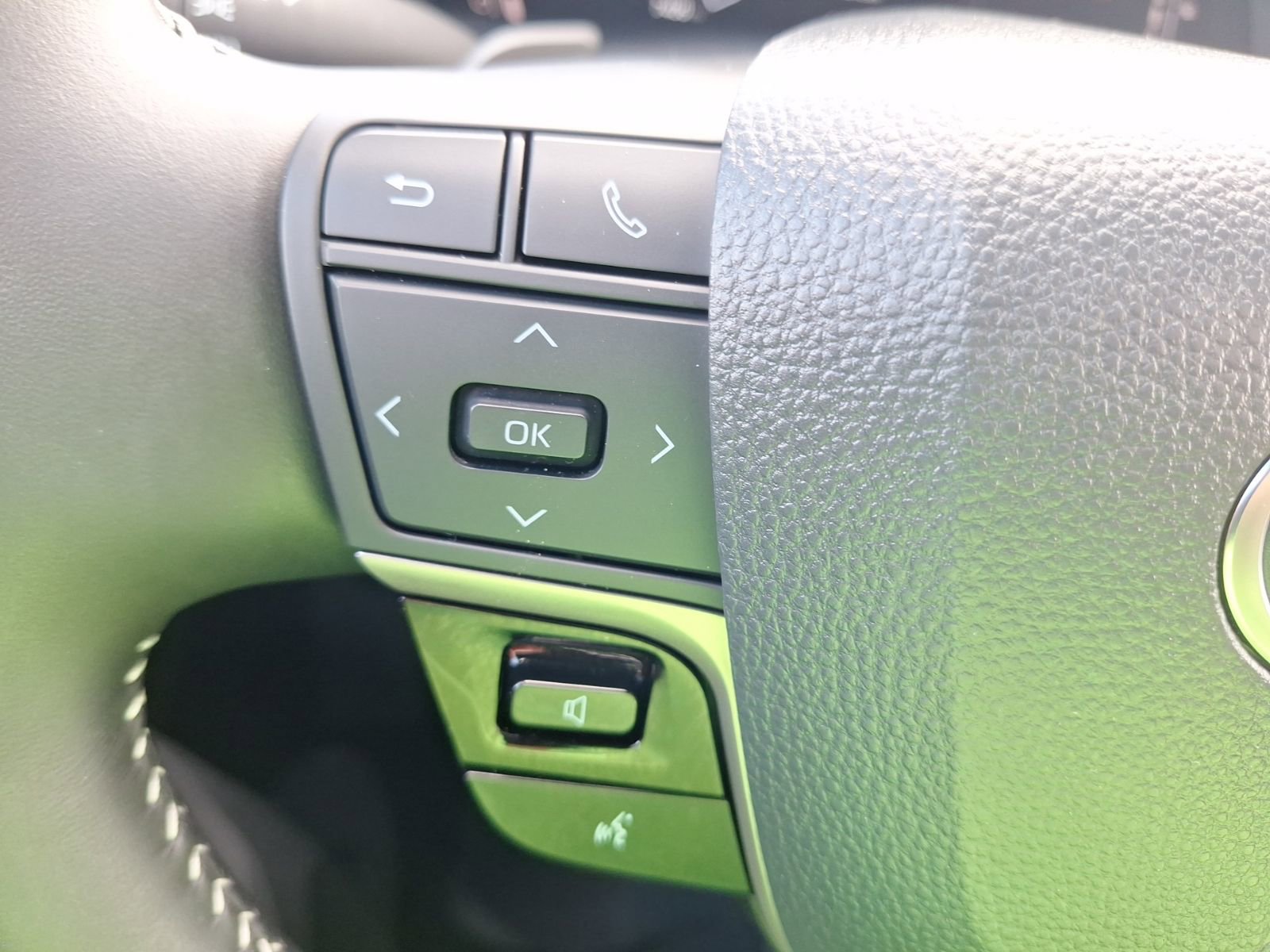 Used 2025 Toyota Camry SE w/ Convenience Package image 21